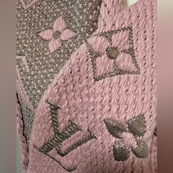 Louis Vuitton Logomania Shine Scarf Rose Ballerine Silver Monogram - Picture 6 of 6